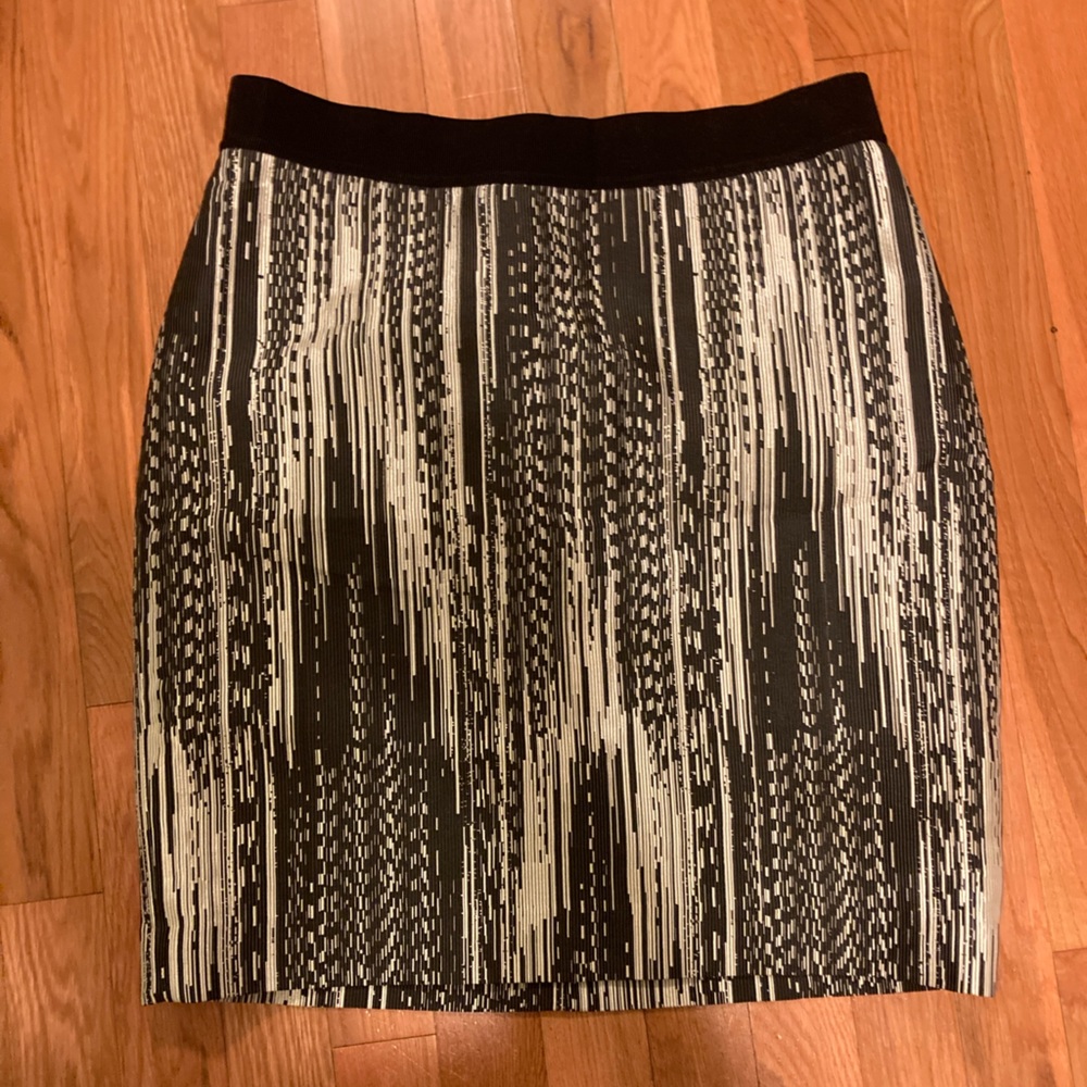 Ann Taylor black and white stripe skirt. Size 6